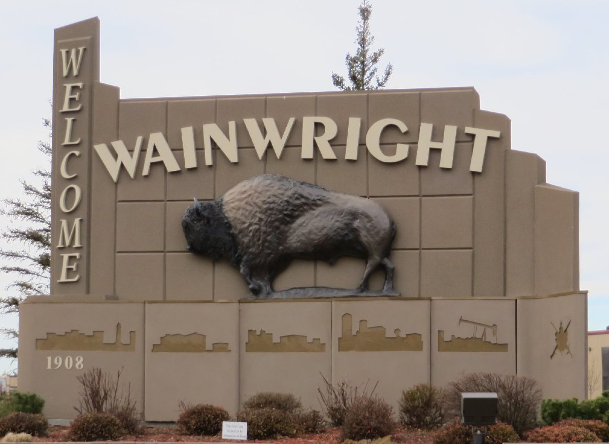 Уэйнрайт хотын үүдэнд байрлах «Welcome Wainwright» бичигтэй, бизоны баримал бүхий чулуун самбар