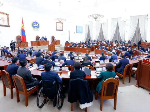 Төрийн ордны «Их Хуралдай» танхимд хуралдаж буй УИХ-ын гишүүд