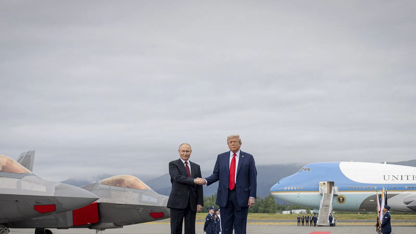 АНУ-ын Ерөнхийлөгч Дональд Трамп ОХУ-ын Ерөнхийлөгч Владимир Путиныг онгоцны буудал дээр угтан гар барьж буй нь